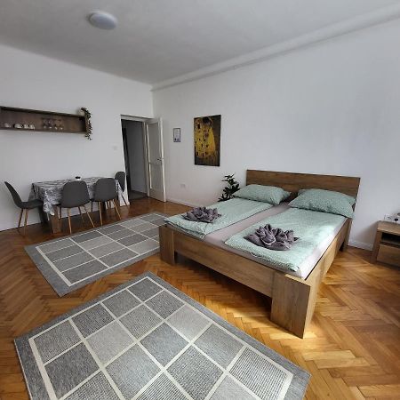 Downtown Studio Apartman Pécs Extérieur photo