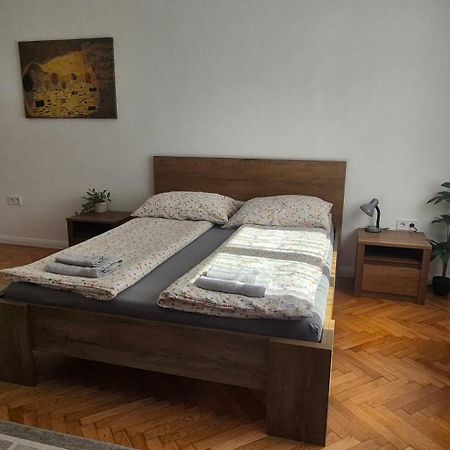 Downtown Studio Apartman Pécs Extérieur photo