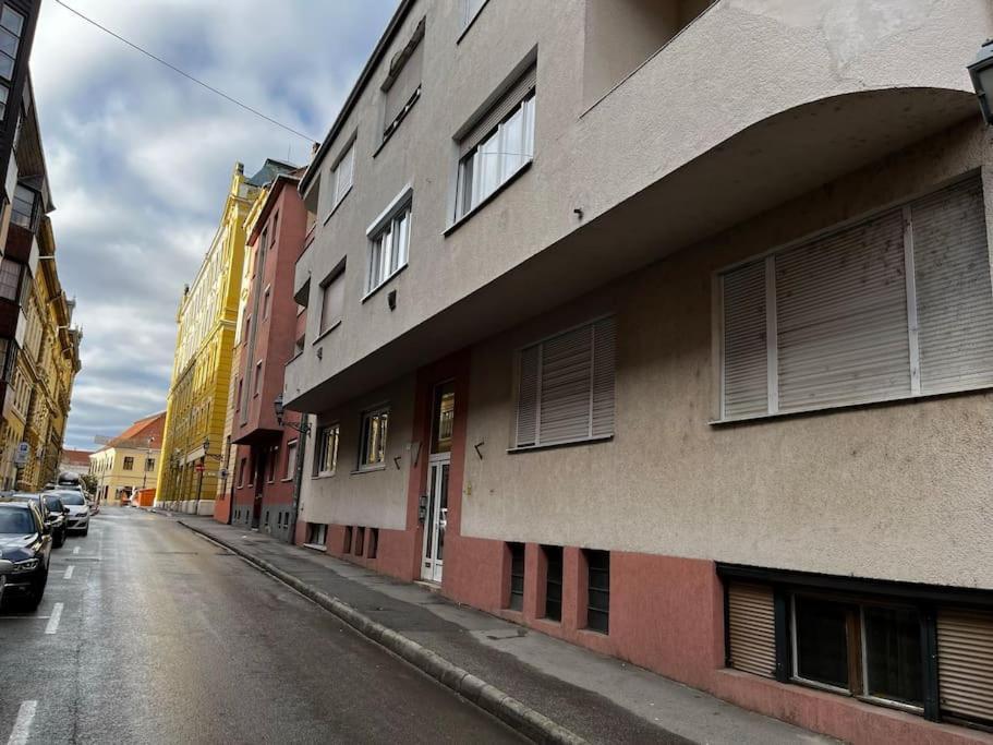 Downtown Studio Apartman Pécs Extérieur photo